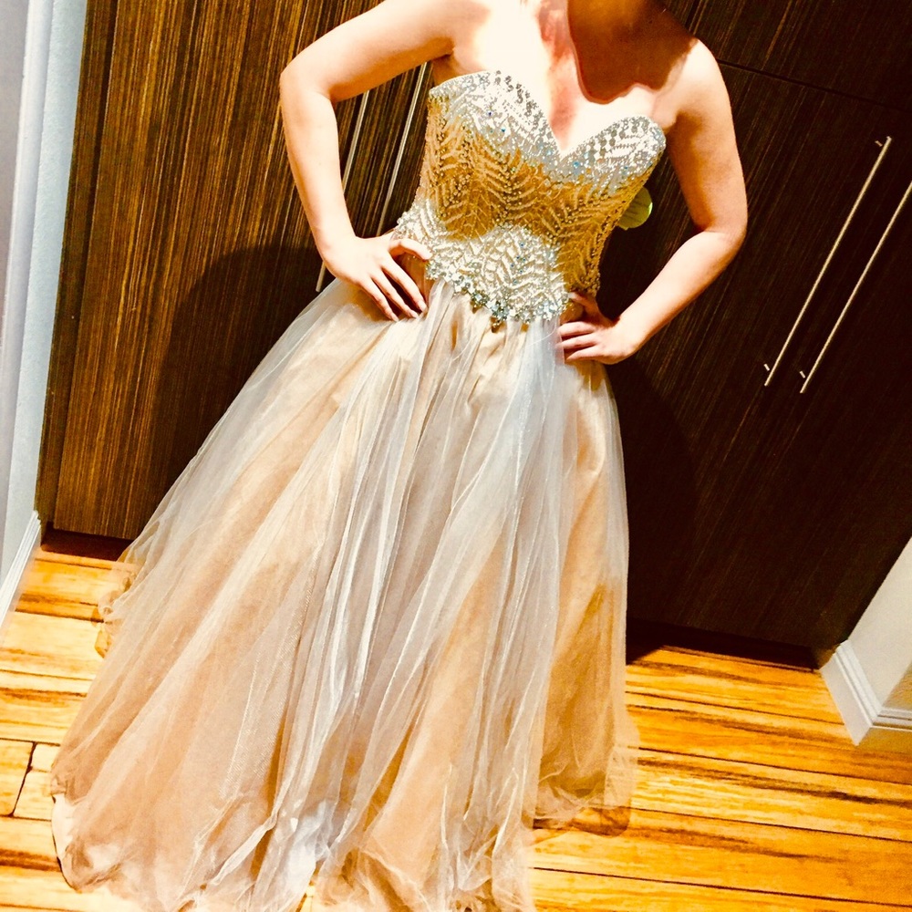 Beautiful Wedding/Prom Gown Sz 8